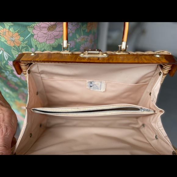 60•s Princess charming VNTG rattan Seashell/lucite - Picture 6 of 7